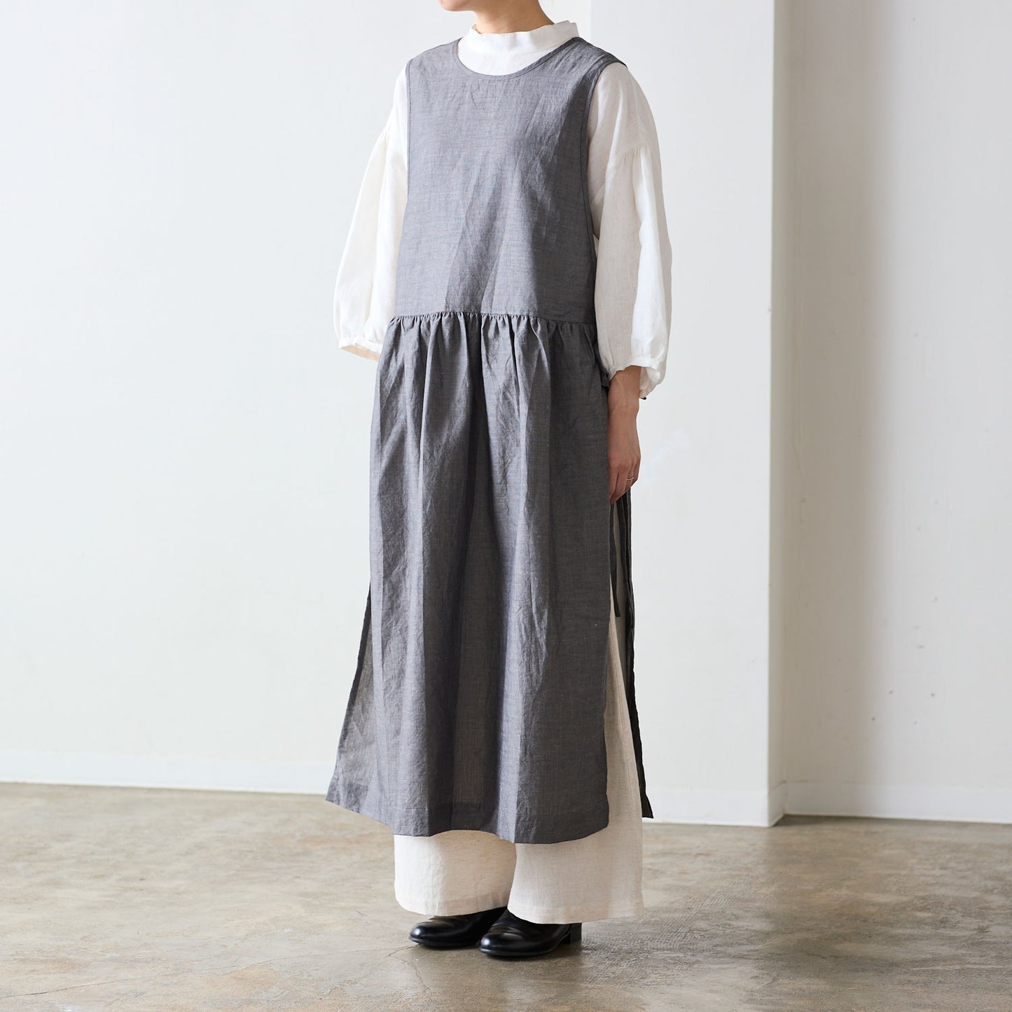 【cocca for】日に日になじむ、綿麻シャンブレーエプロンワンピース