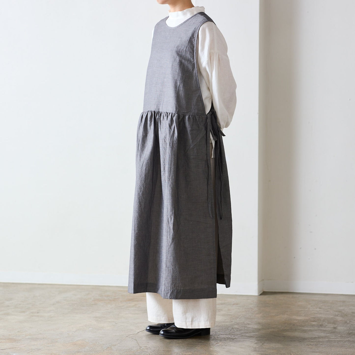 【cocca for】日に日になじむ、綿麻シャンブレーエプロンワンピース