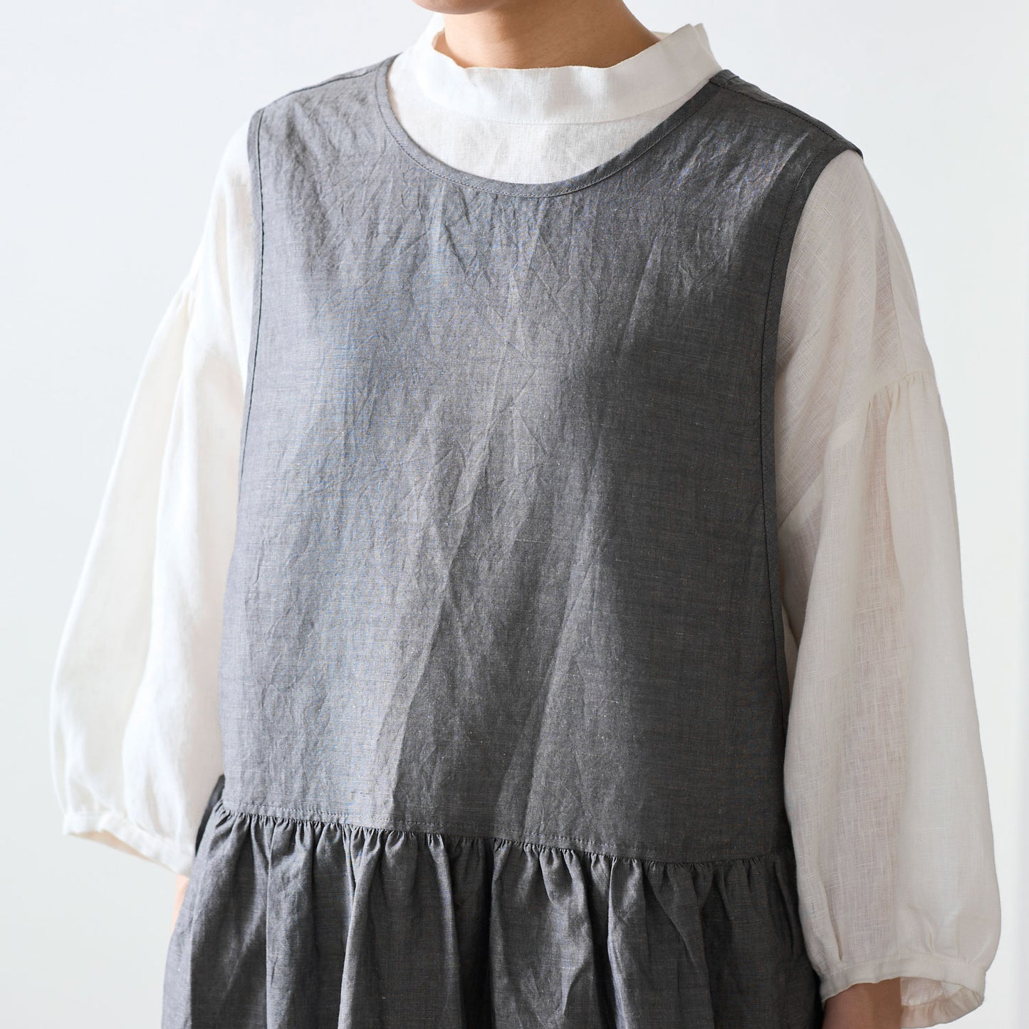 【cocca for】日に日になじむ、綿麻シャンブレーエプロンワンピース