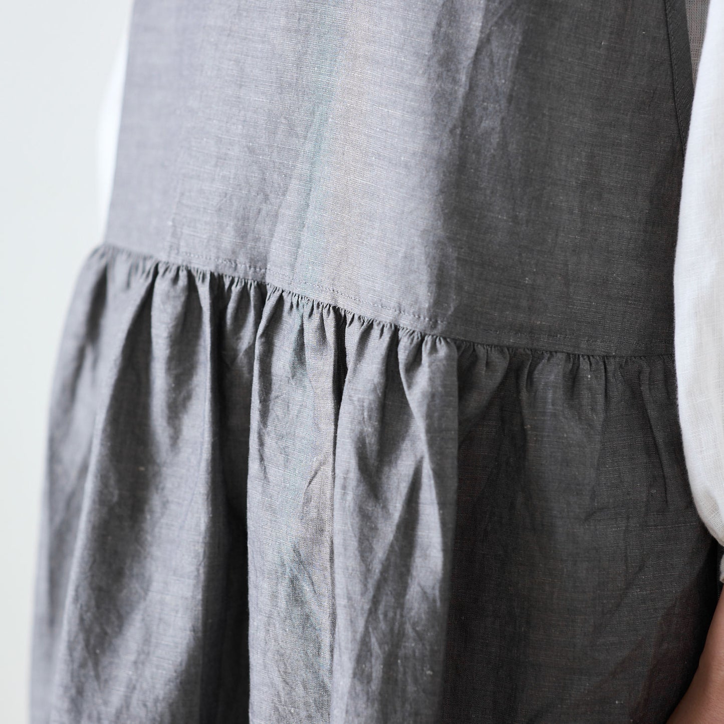【cocca for】日に日になじむ、綿麻シャンブレーエプロンワンピース
