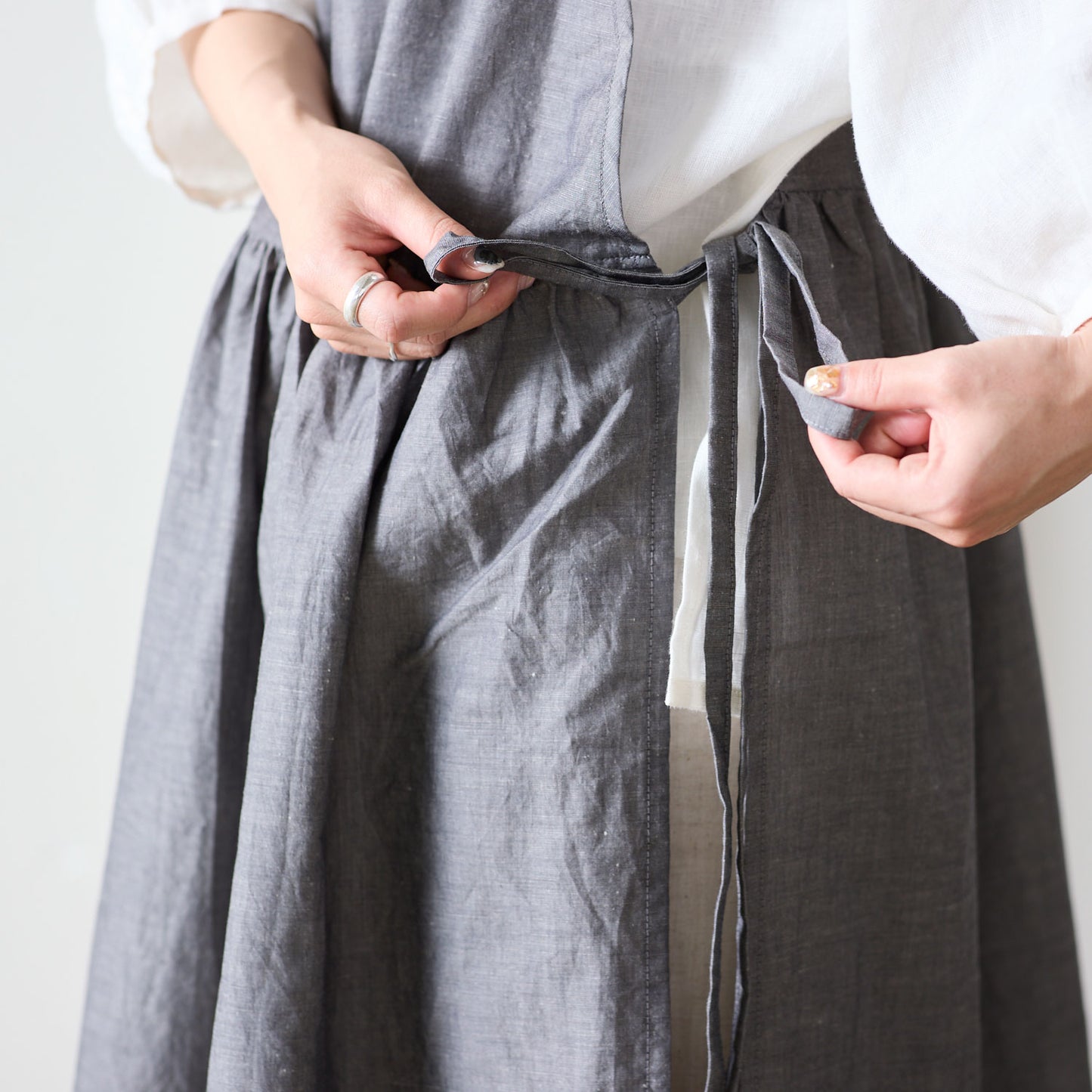 【cocca for】日に日になじむ、綿麻シャンブレーエプロンワンピース