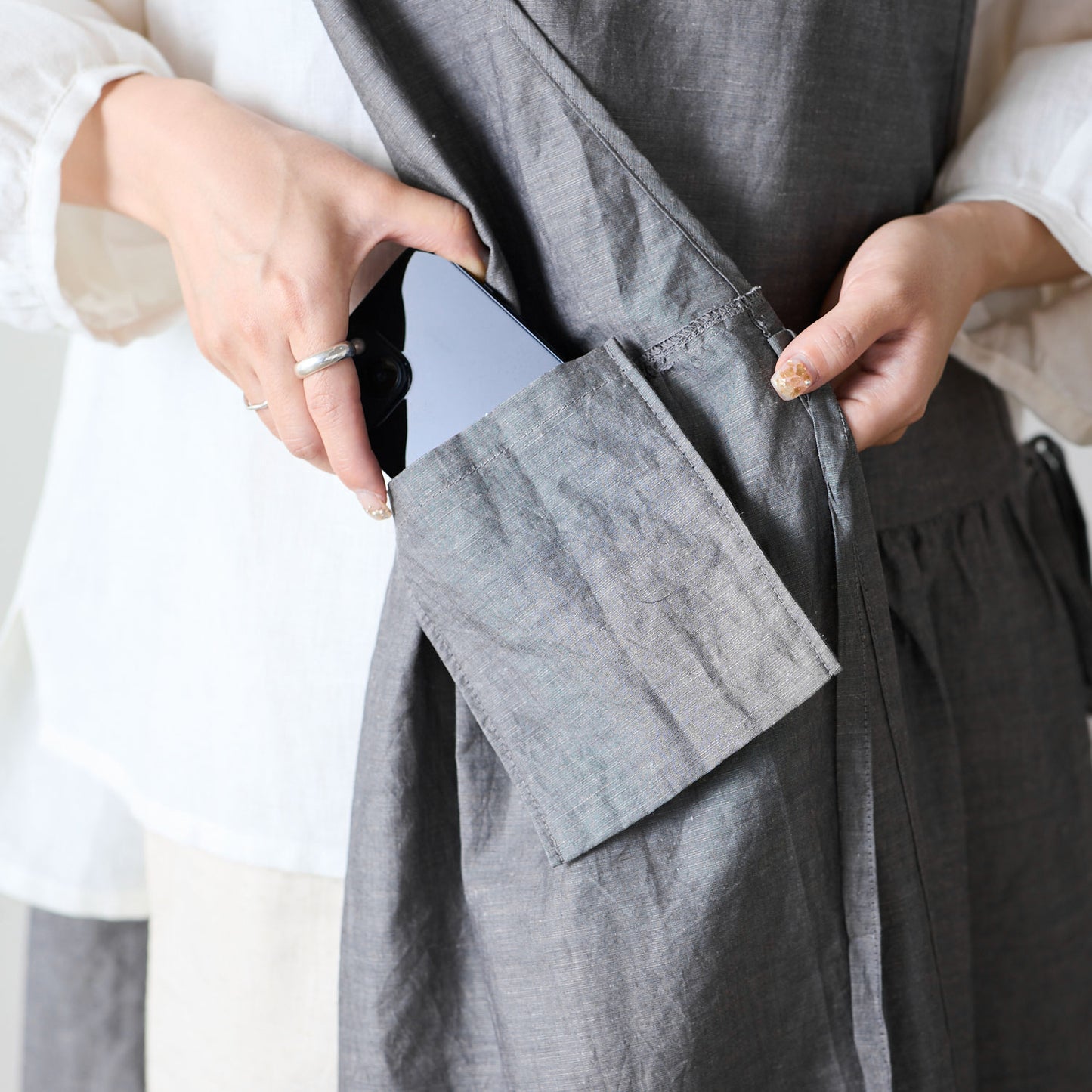 【cocca for】日に日になじむ、綿麻シャンブレーエプロンワンピース