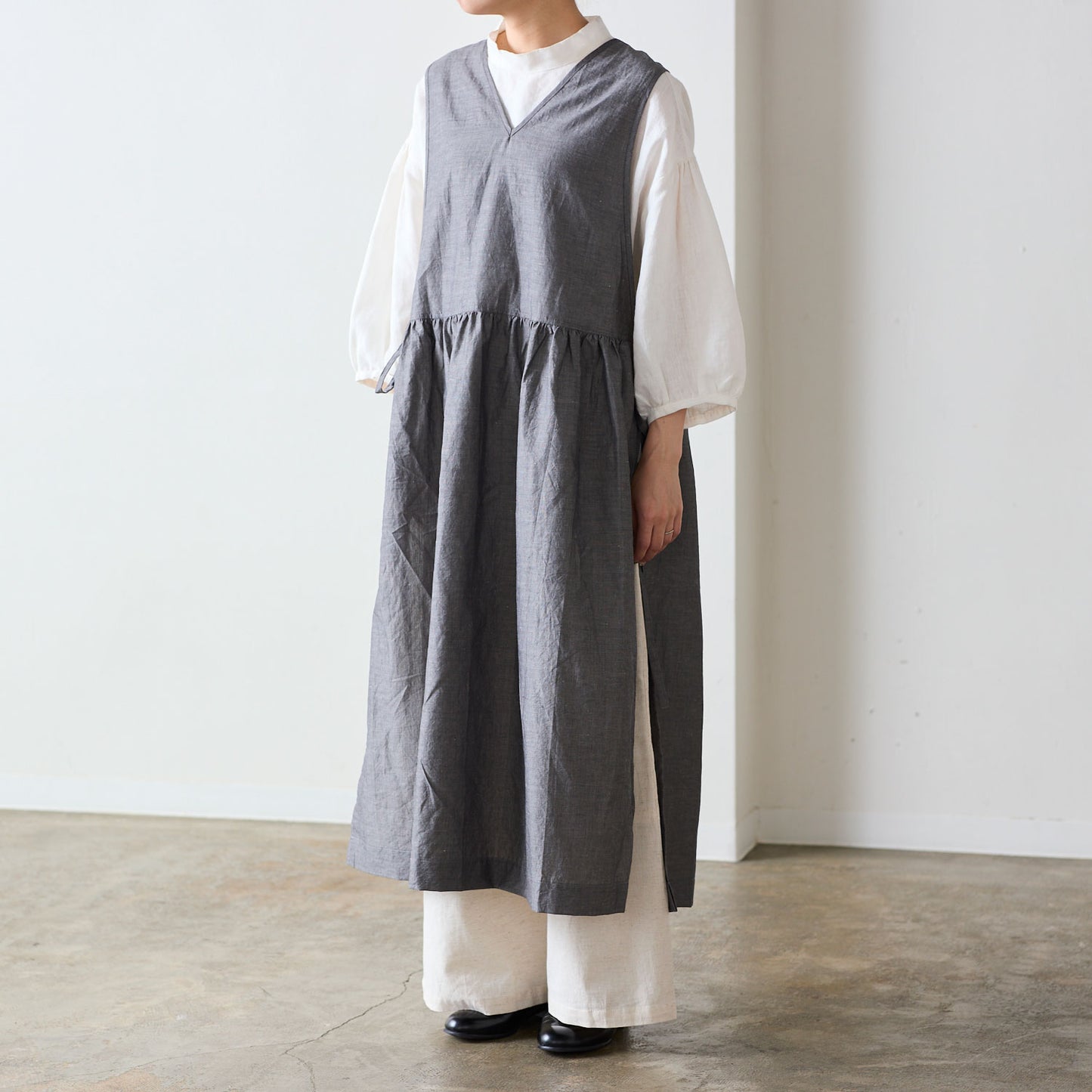 【cocca for】日に日になじむ、綿麻シャンブレーエプロンワンピース