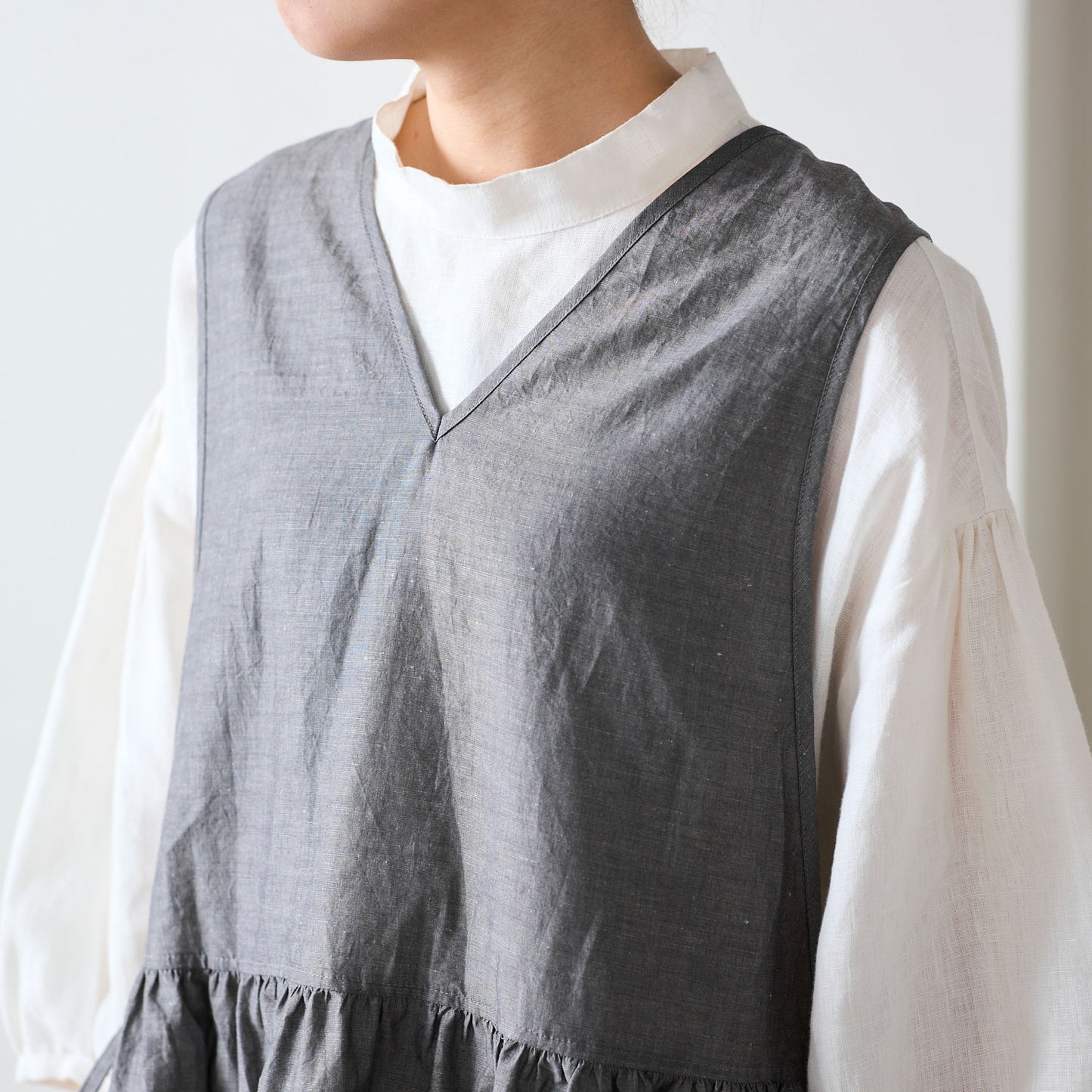 【cocca for】日に日になじむ、綿麻シャンブレーエプロンワンピース