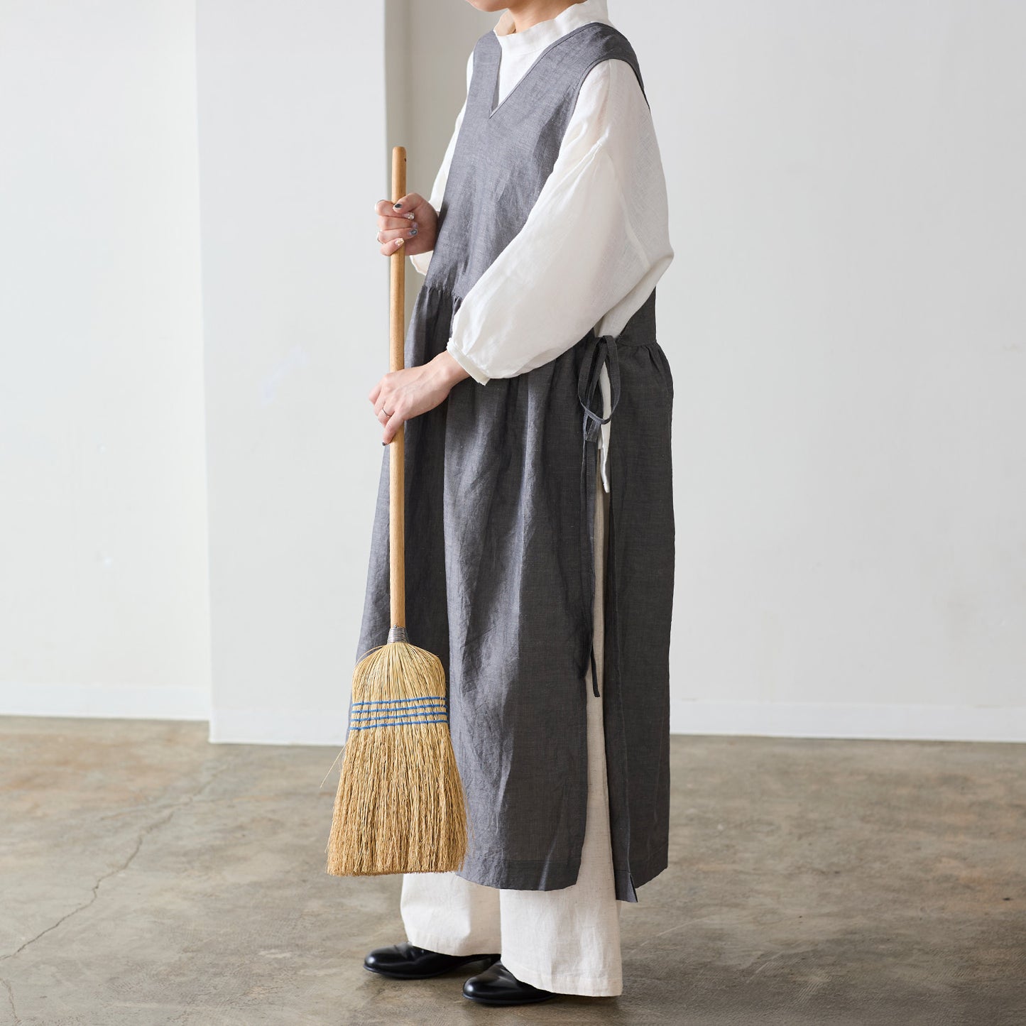 【cocca for】日に日になじむ、綿麻シャンブレーエプロンワンピース