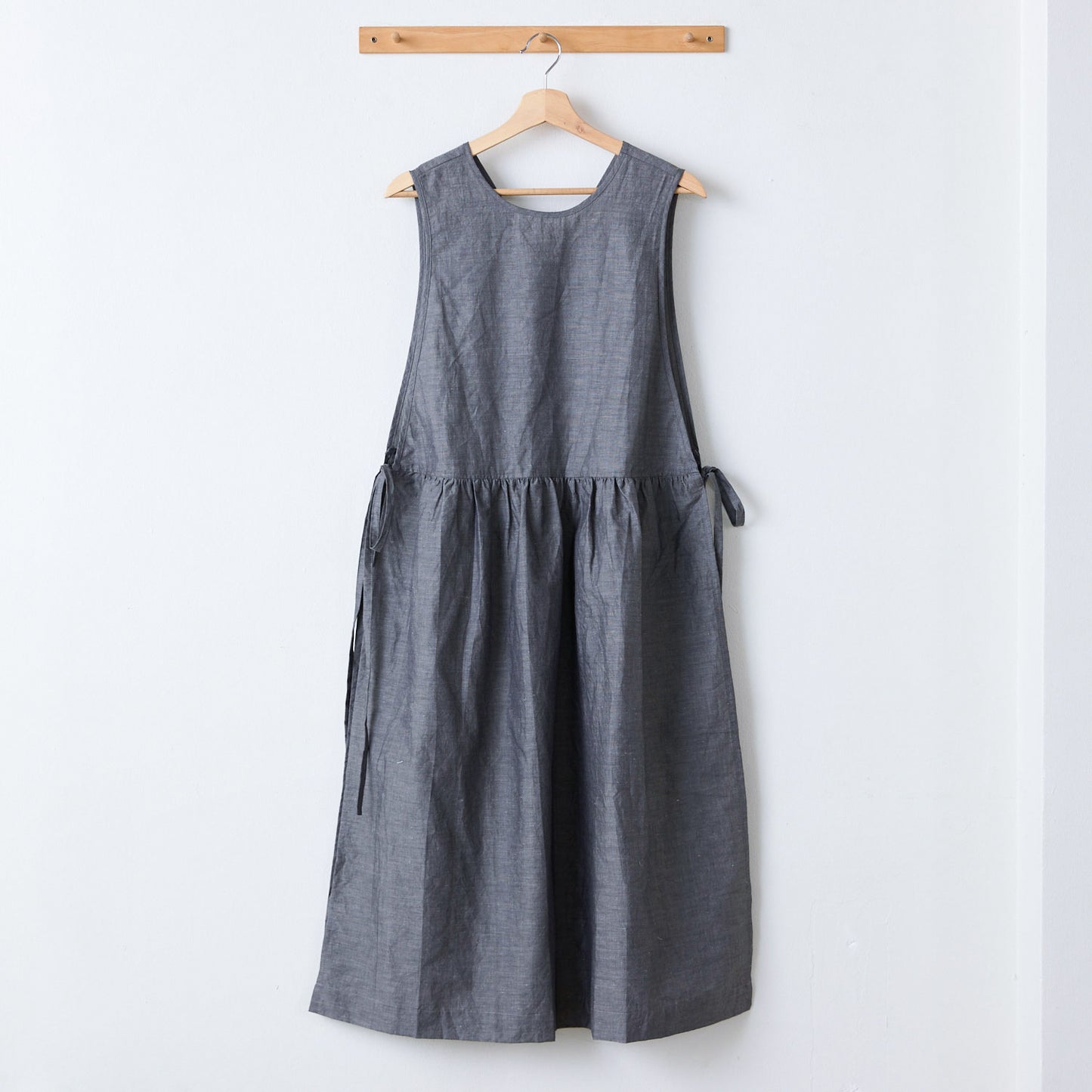 【cocca for】日に日になじむ、綿麻シャンブレーエプロンワンピース