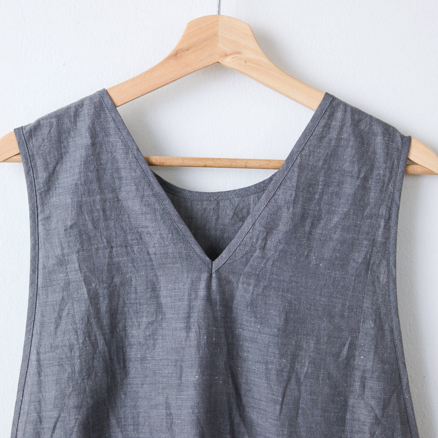 【cocca for】日に日になじむ、綿麻シャンブレーエプロンワンピース