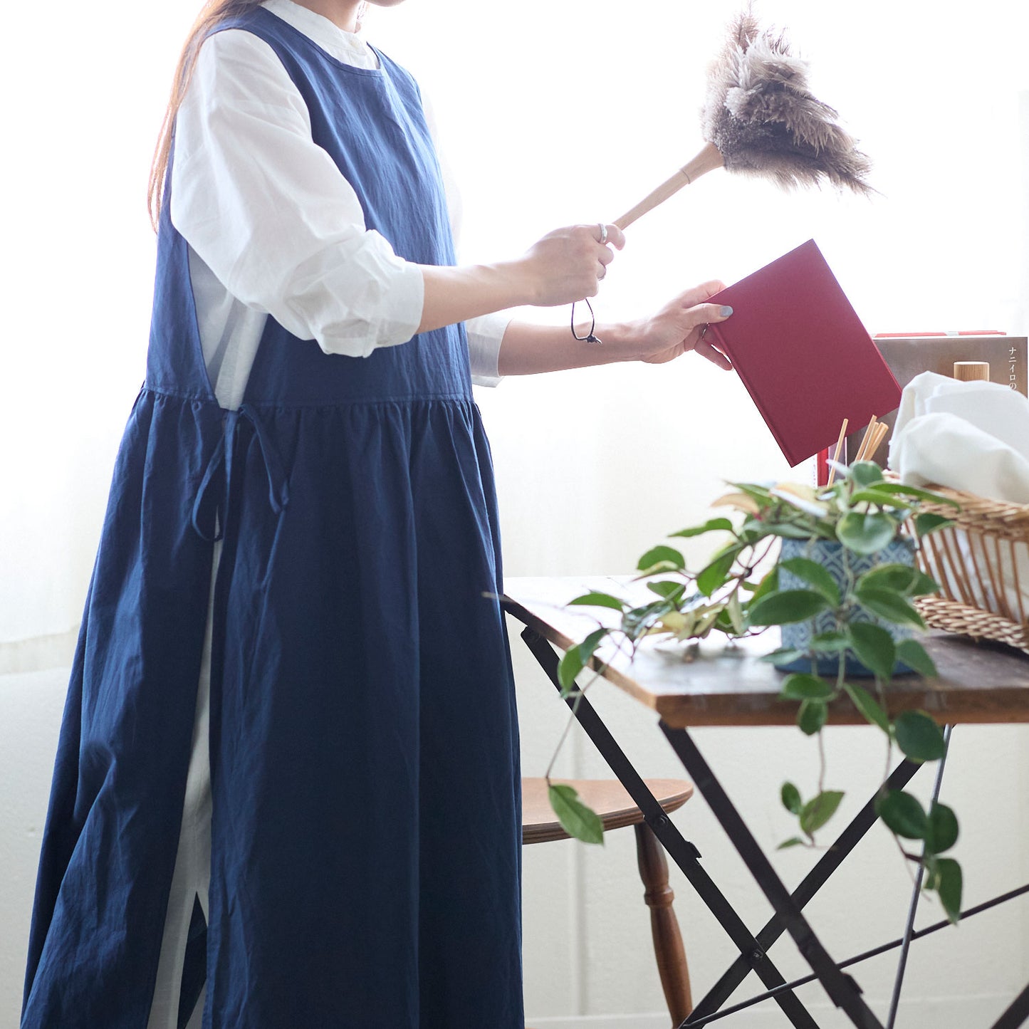 【cocca for】日に日になじむ、綿麻シャンブレーエプロンワンピース