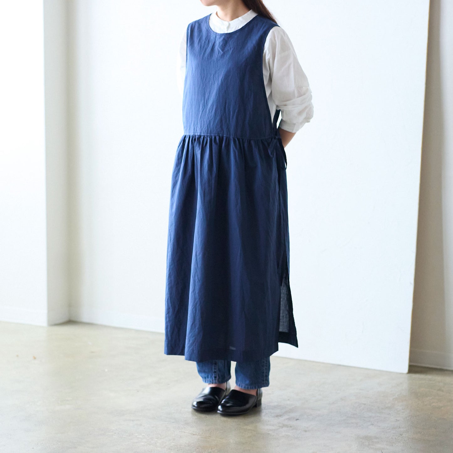 【cocca for】日に日になじむ、綿麻シャンブレーエプロンワンピース