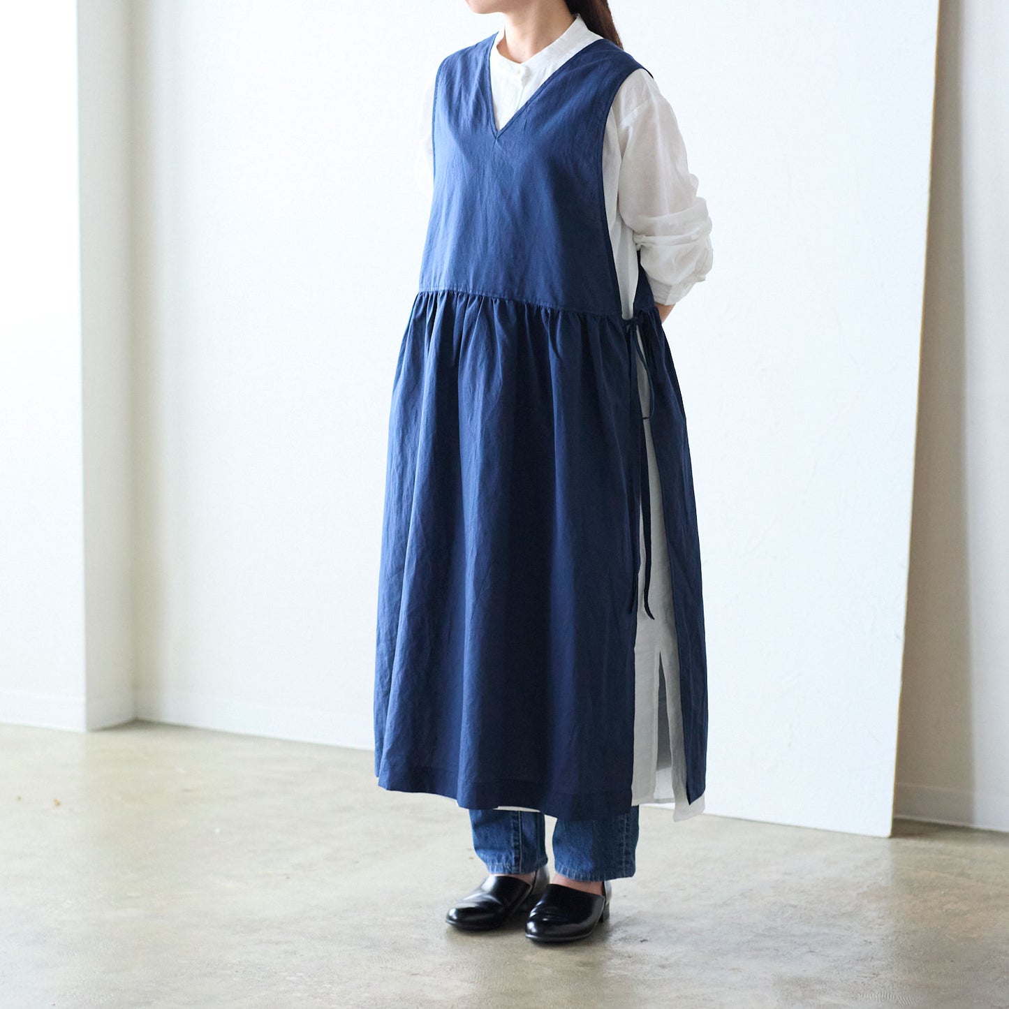 【cocca for】日に日になじむ、綿麻シャンブレーエプロンワンピース