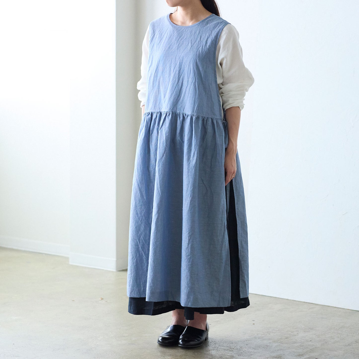 【cocca for】日に日になじむ、綿麻シャンブレーエプロンワンピース