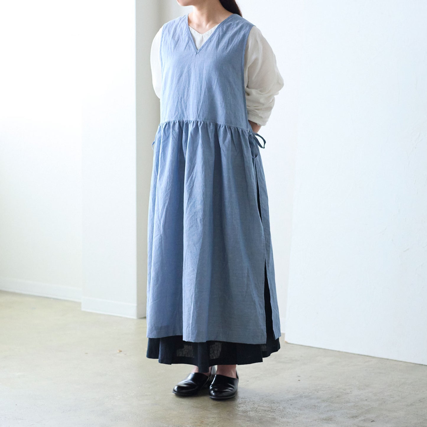 【cocca for】日に日になじむ、綿麻シャンブレーエプロンワンピース