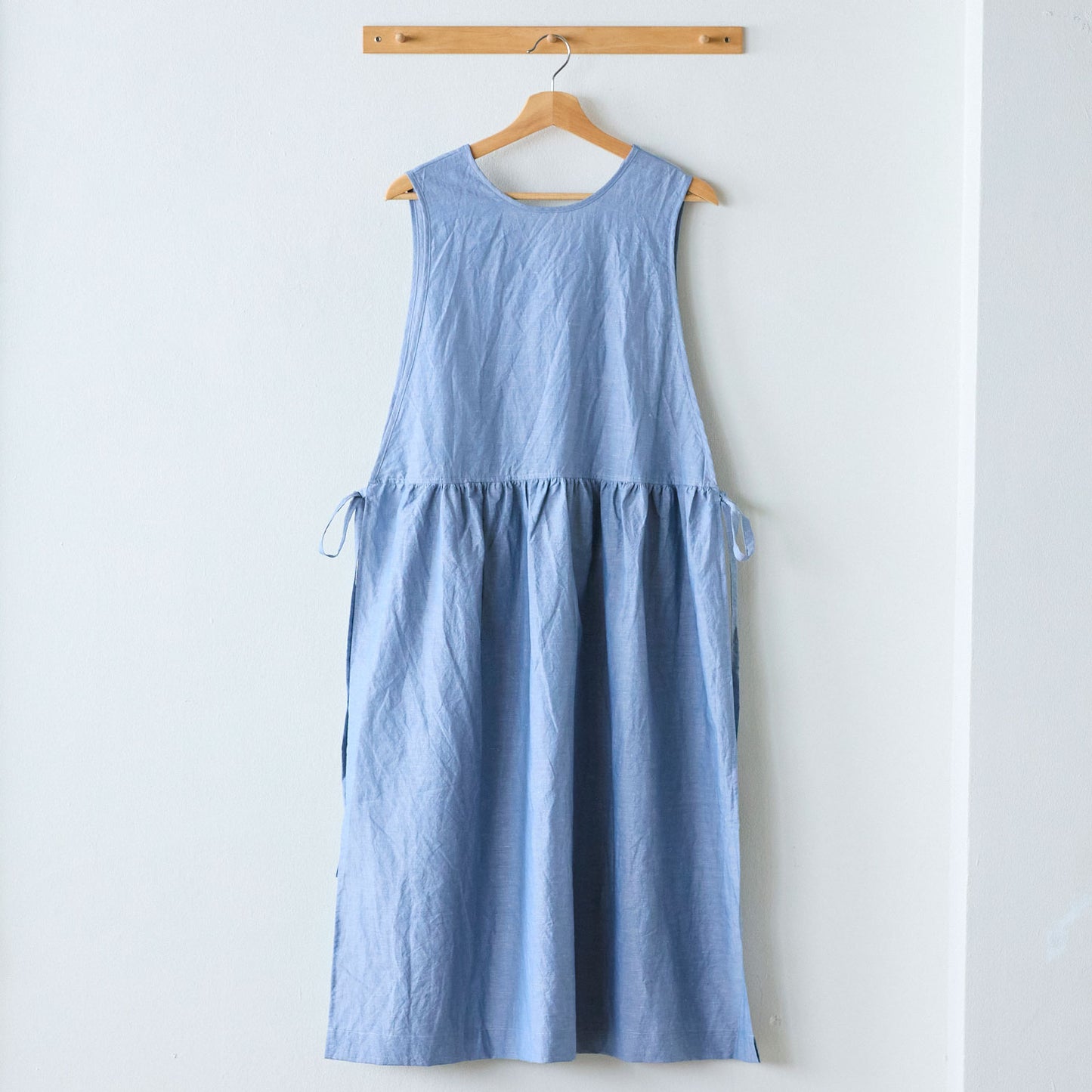 【cocca for】日に日になじむ、綿麻シャンブレーエプロンワンピース