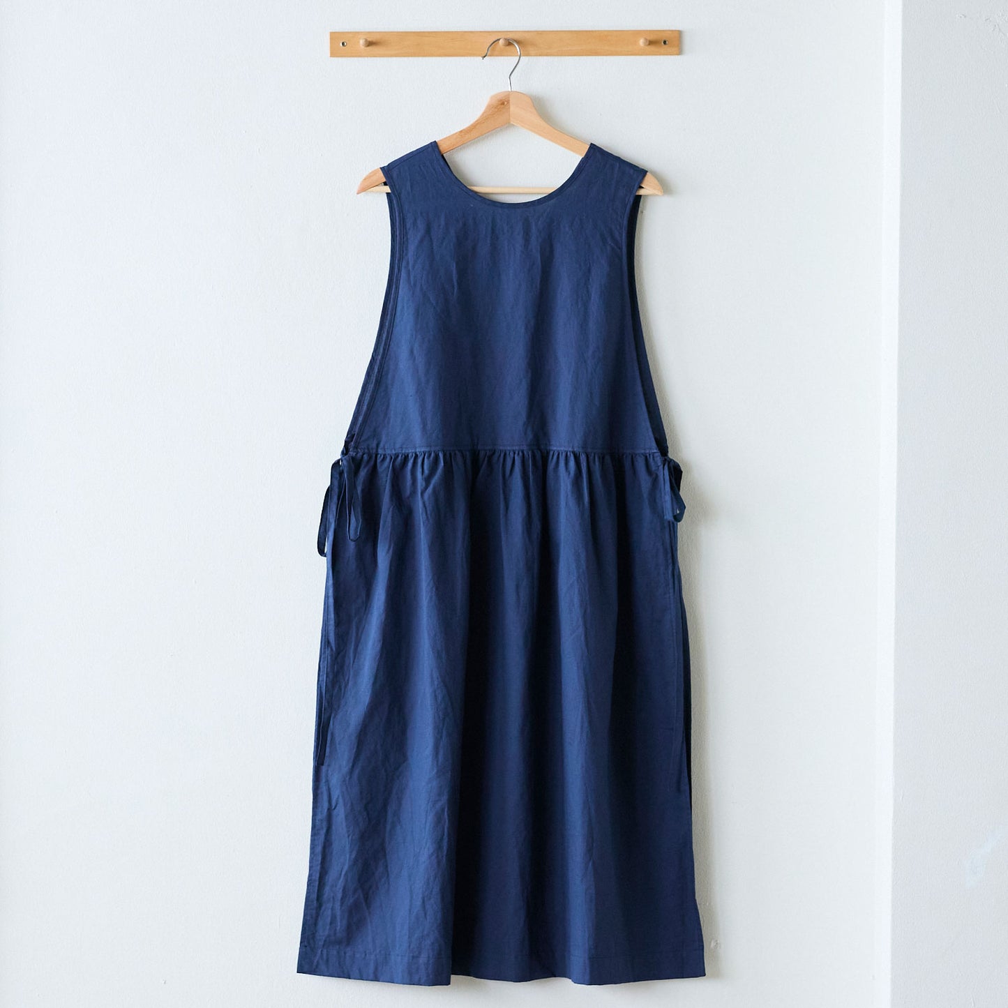 【cocca for】日に日になじむ、綿麻シャンブレーエプロンワンピース