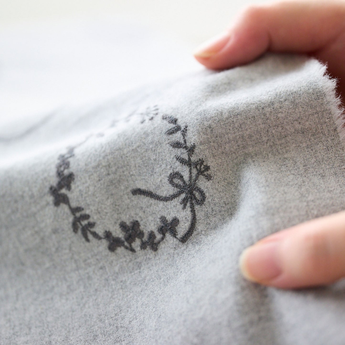 杢ビエラ起毛 綿100% ~刺繍 リース花柄~