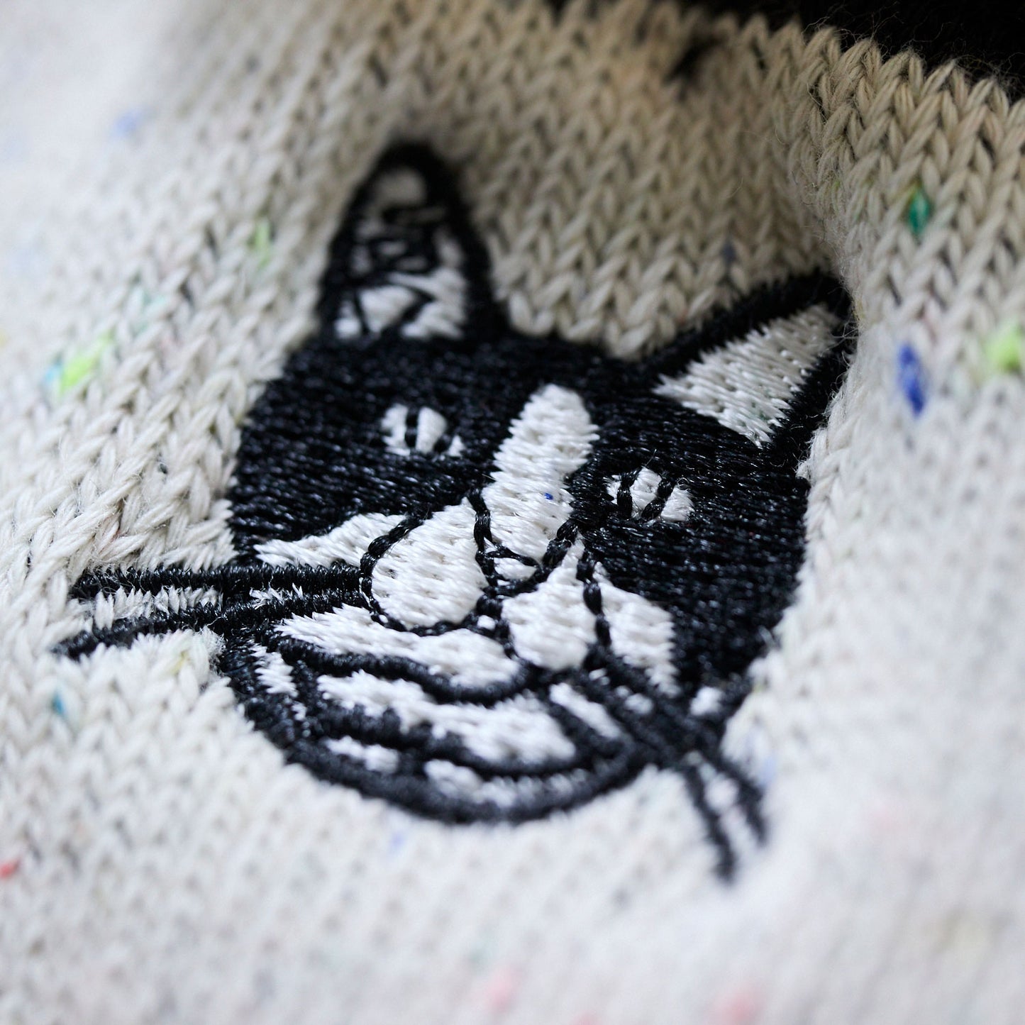 【+HAyU】ネップ入りニット刺繍ソックス