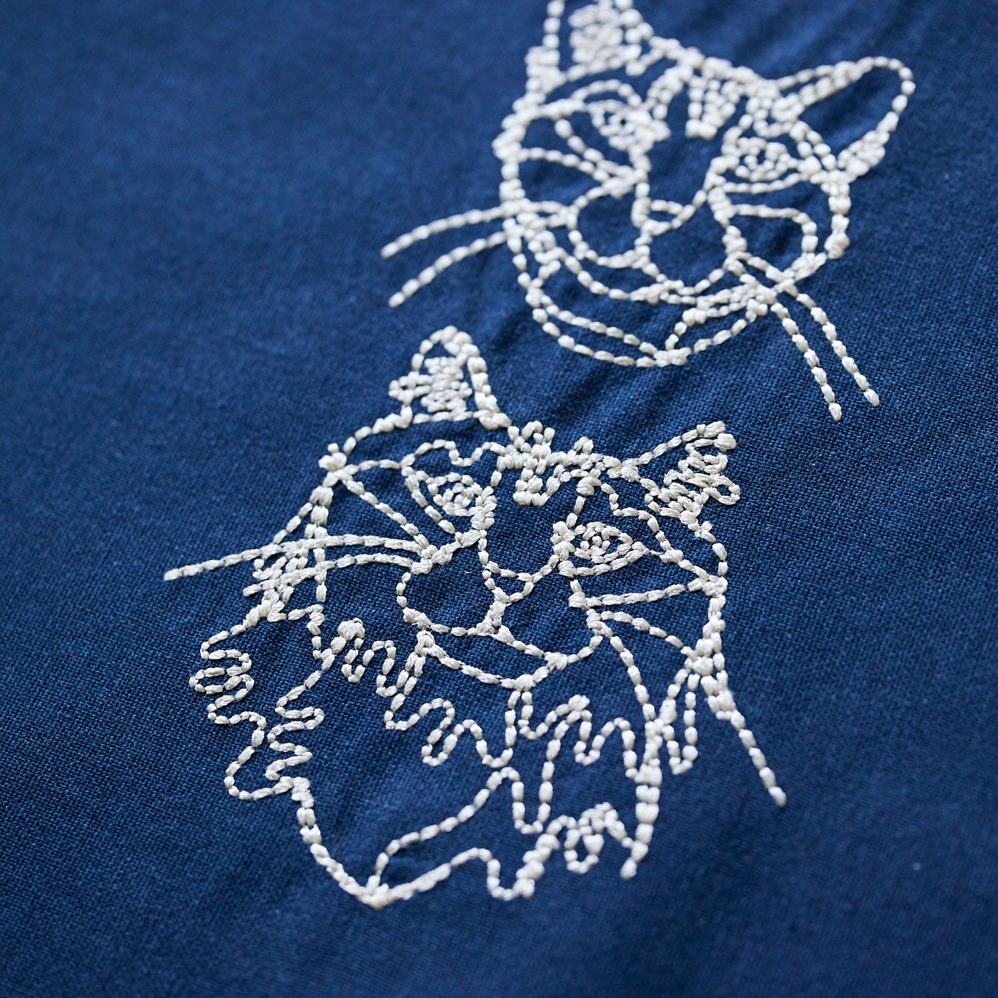 【+HAyU fabric】-kitchen fabrics- コットンリネン刺繍エプロン