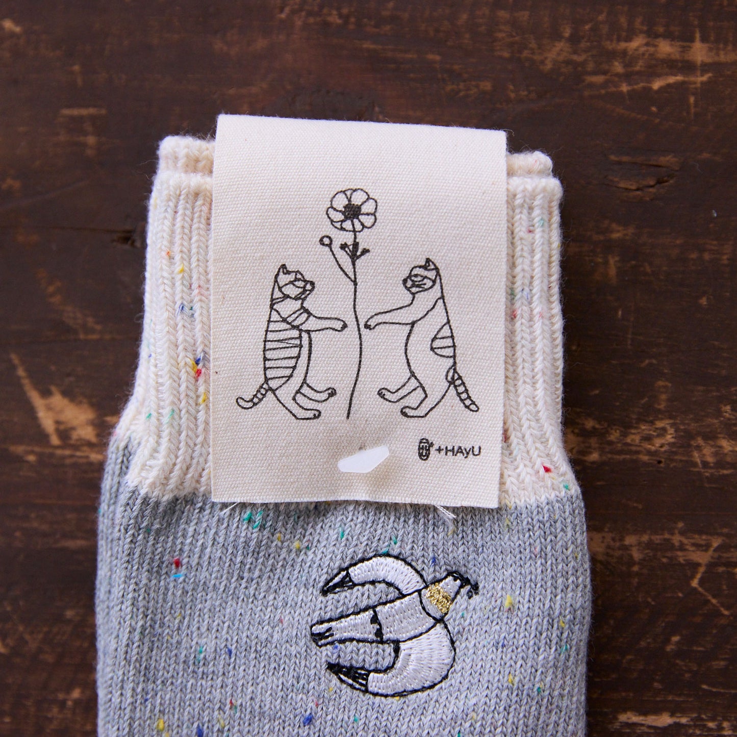 【+HAyU】ネップ入りニット刺繍ソックス