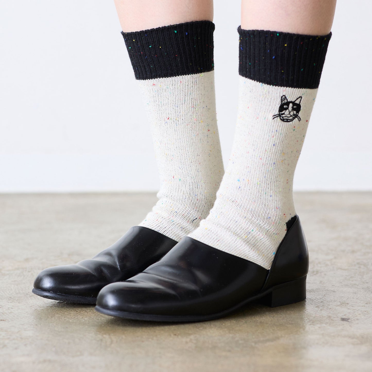 【+HAyU】ネップ入りニット刺繍ソックス