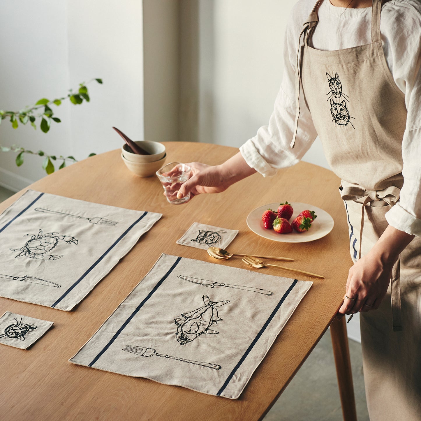 +HAyU fabric -kitchen fabrics- コットンリネン刺繍ランチョンマット