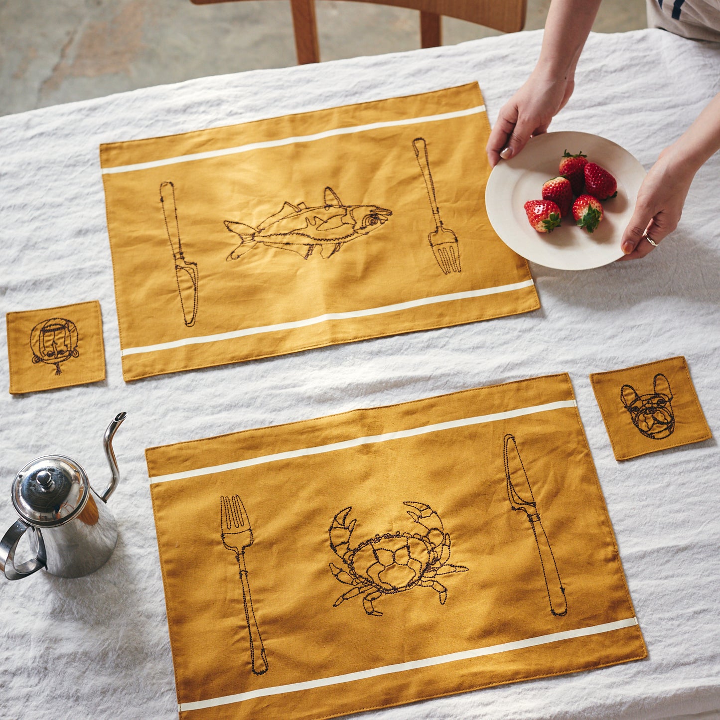 +HAyU fabric -kitchen fabrics- コットンリネン刺繍ランチョンマット