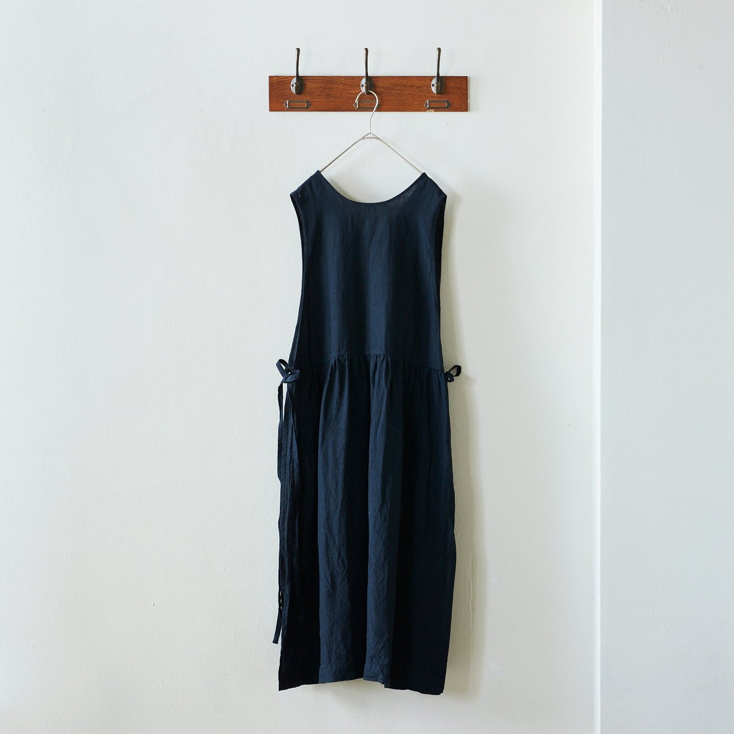 【cocca for】 日に日になじむ、リネンエプロンワンピース