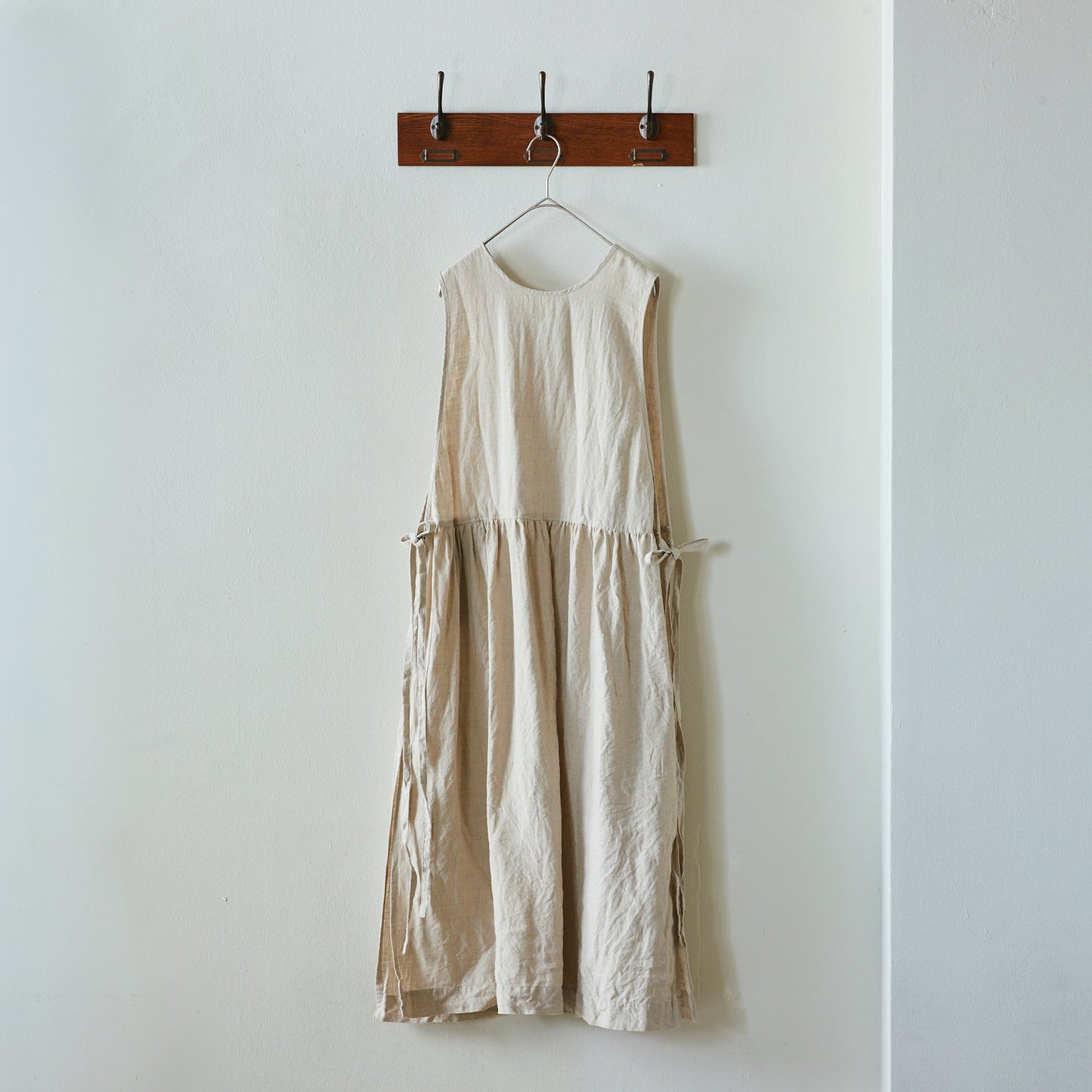 【cocca for】 日に日になじむ、リネンエプロンワンピース