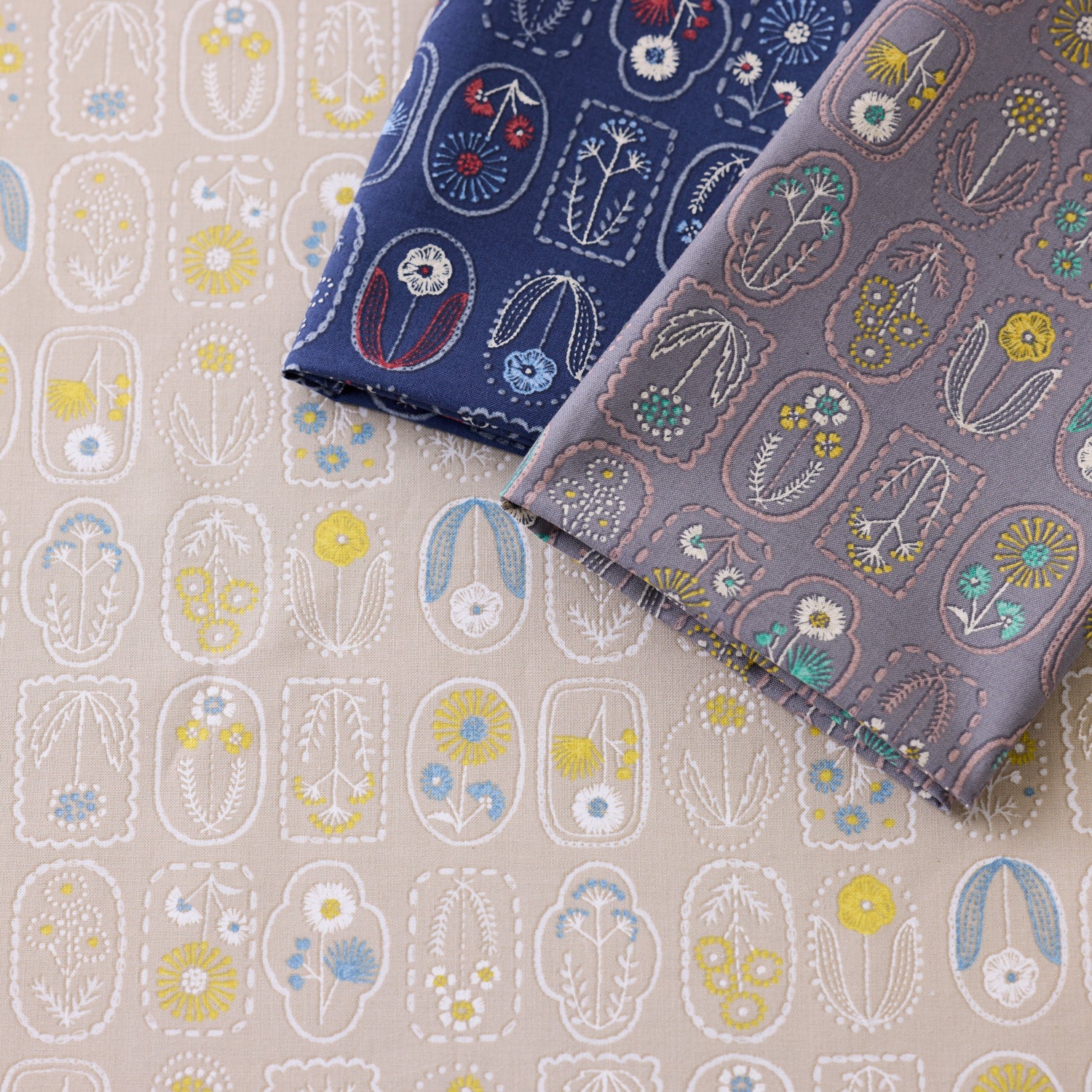 刺繡調プリント～小花柄～ 綿100％シーチング