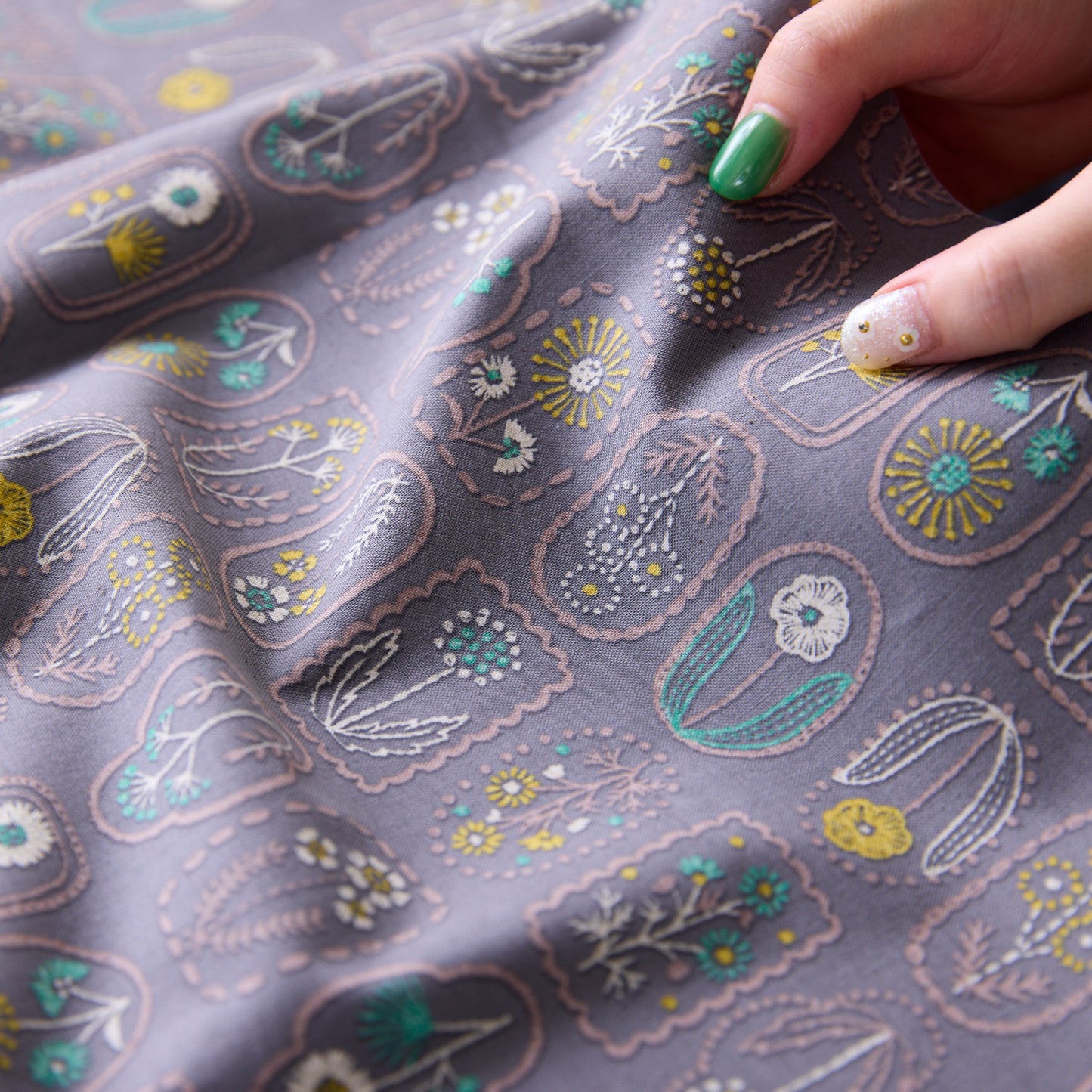 刺繡調プリント～小花柄～ 綿100％シーチング