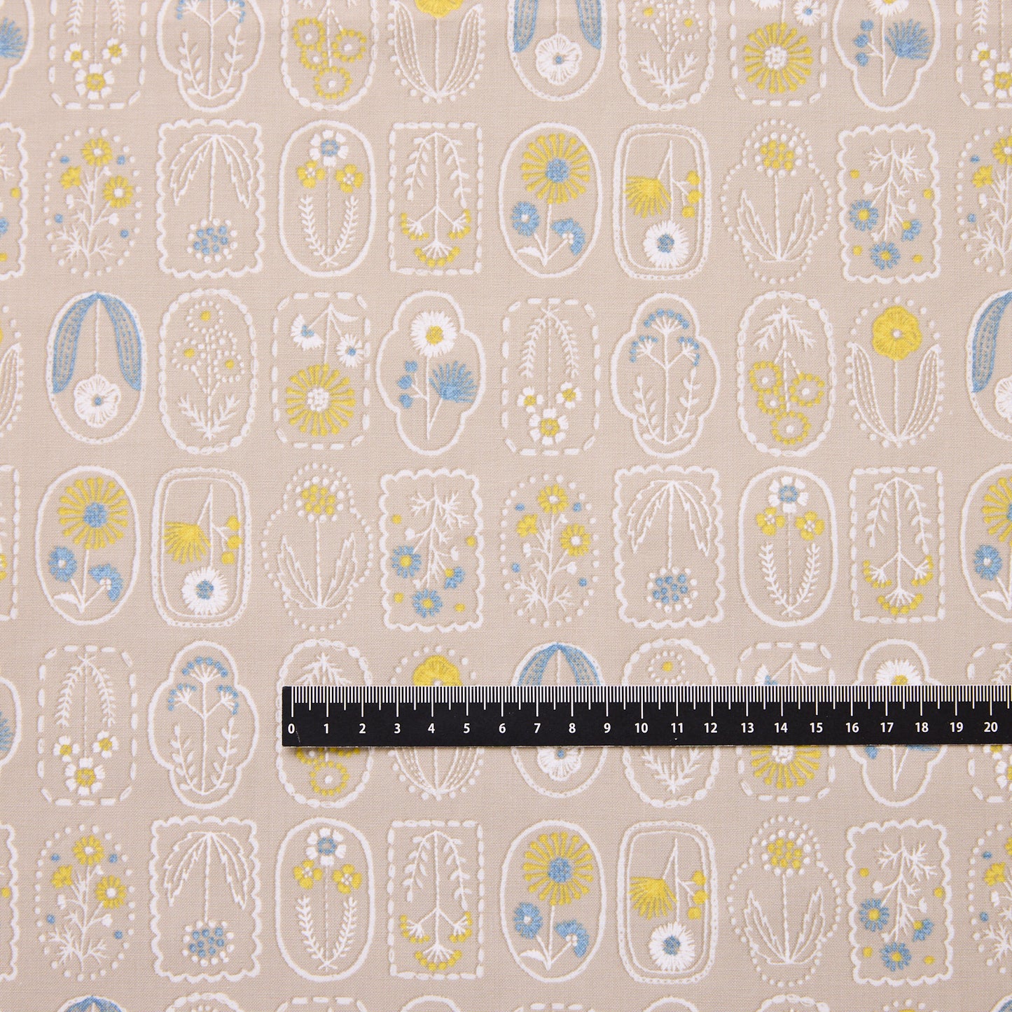 刺繡調プリント～小花柄～ 綿100％シーチング