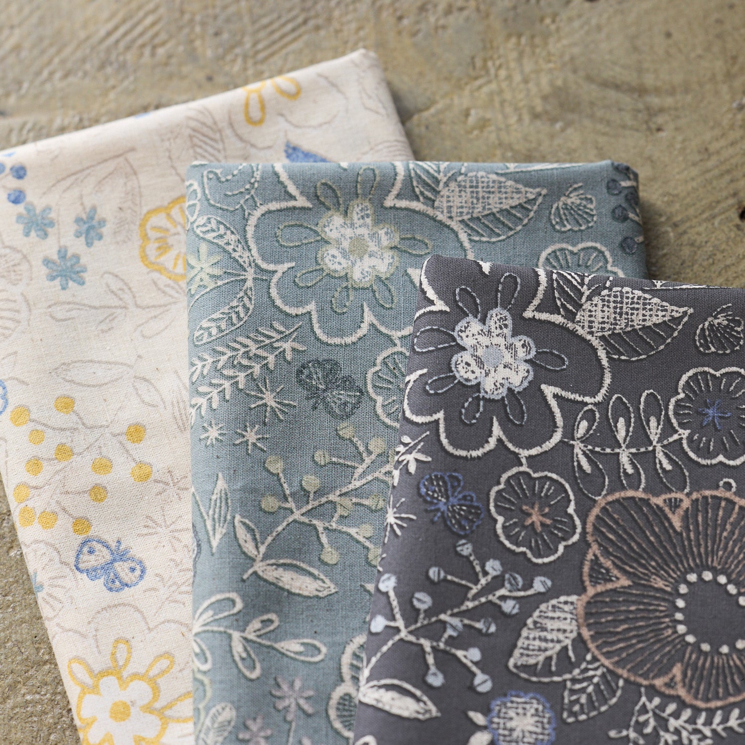刺繡調プリント～花畑～ 綿麻シーチング