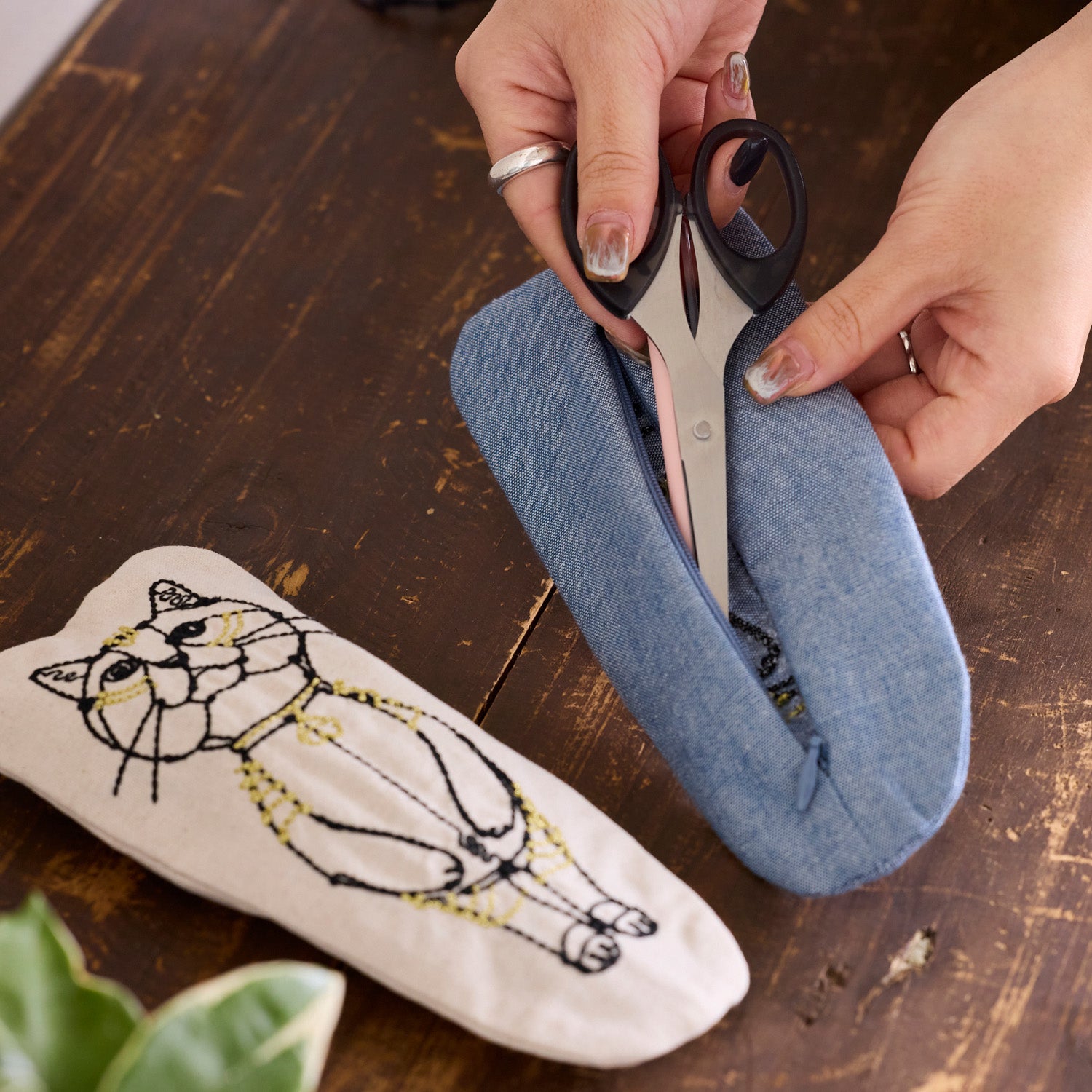 【＋HAyU】刺繍ペンケース ～HAyUタロウ～ - cocca