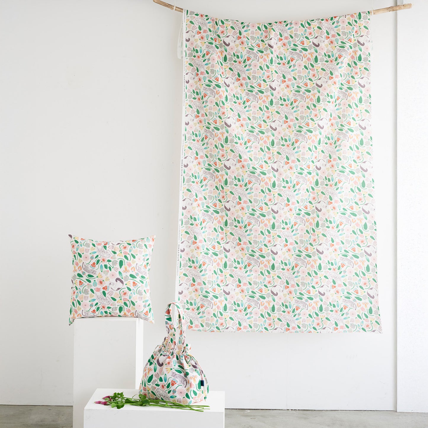 (無料サンプル)365 CAT ART ～猫たちのいる庭～ 綿100%シーチング - cocca