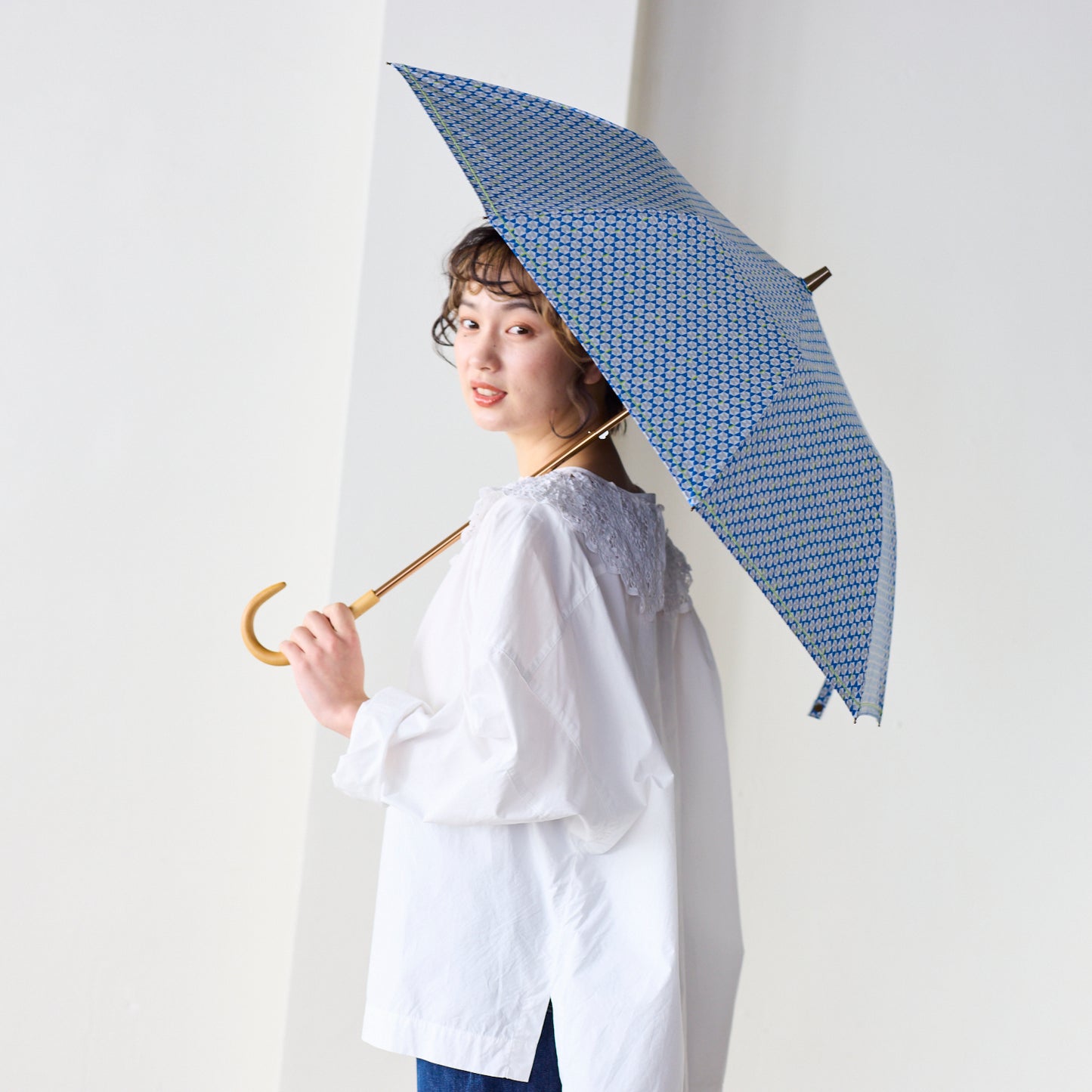 【晴雨兼用】coccaの日傘雨傘 fantastic world 刺繍(折りたたみ)