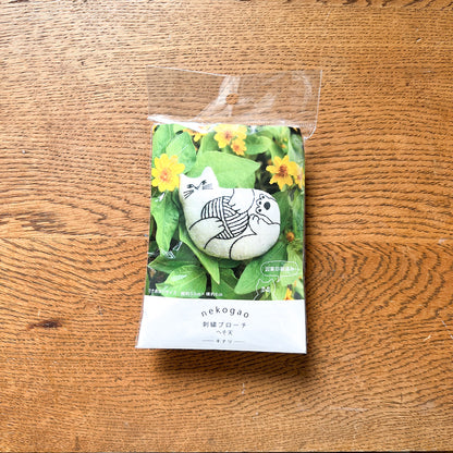 【キット】nekogao 刺繍ブローチ へそ天