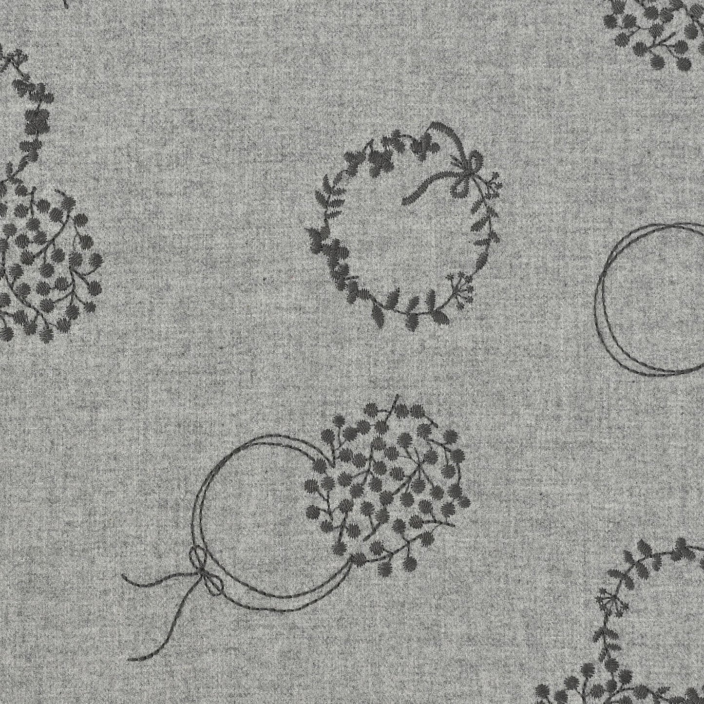 杢ビエラ起毛 綿100％  ～刺繍 リース花柄～