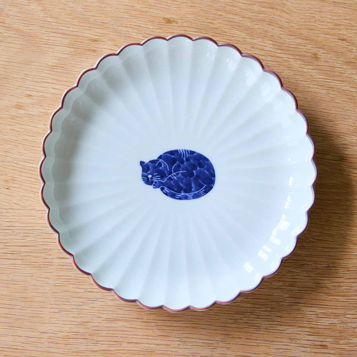 cocca(コッカ) ｜生地通販｜【波佐見焼】呉須猫 菊割皿 16cm