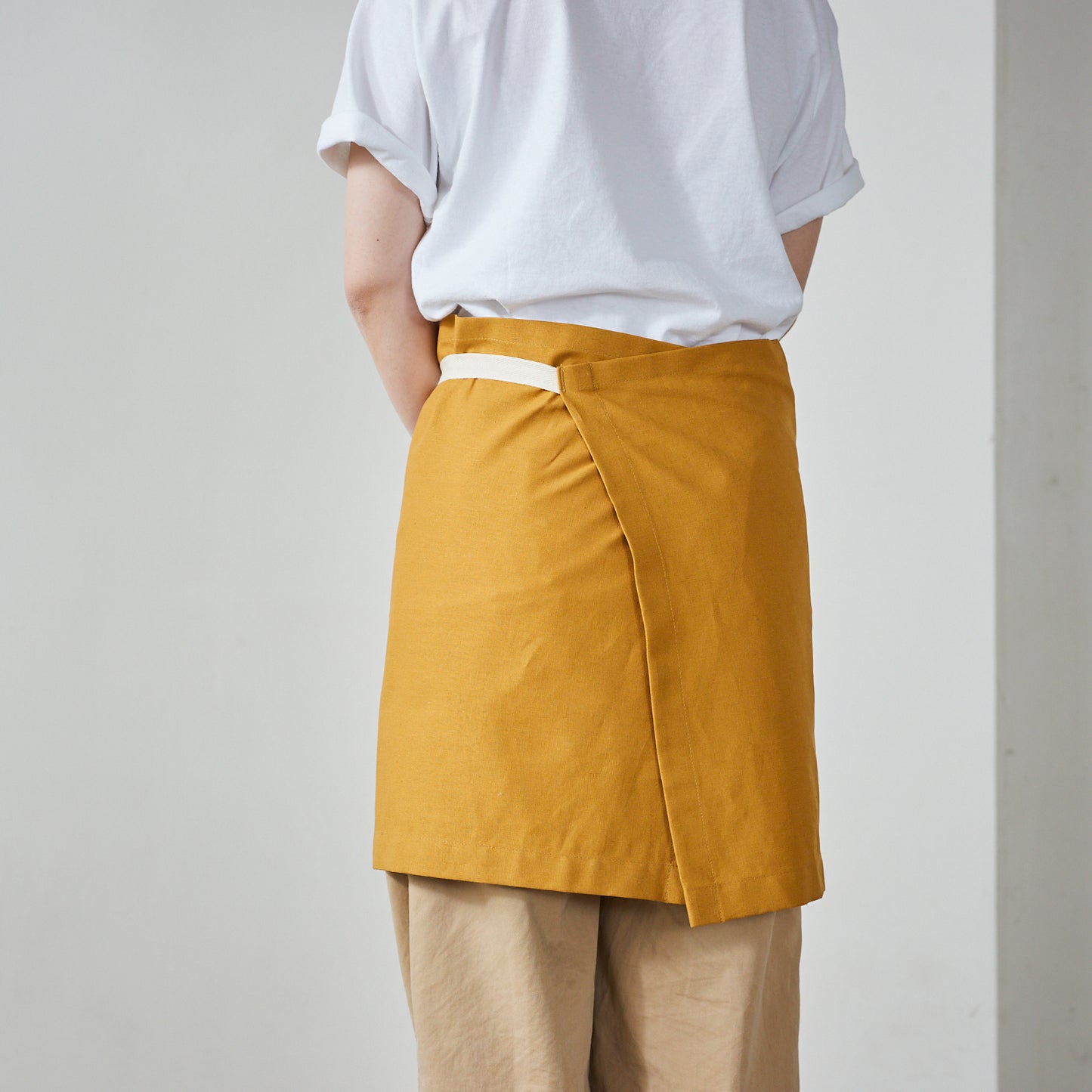 ＋HAyU fabric -kitchen fabrics- コットンリネン刺繍ショートエプロン