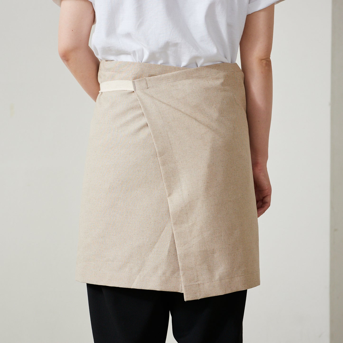 ＋HAyU fabric -kitchen fabrics- コットンリネン刺繍ショートエプロン