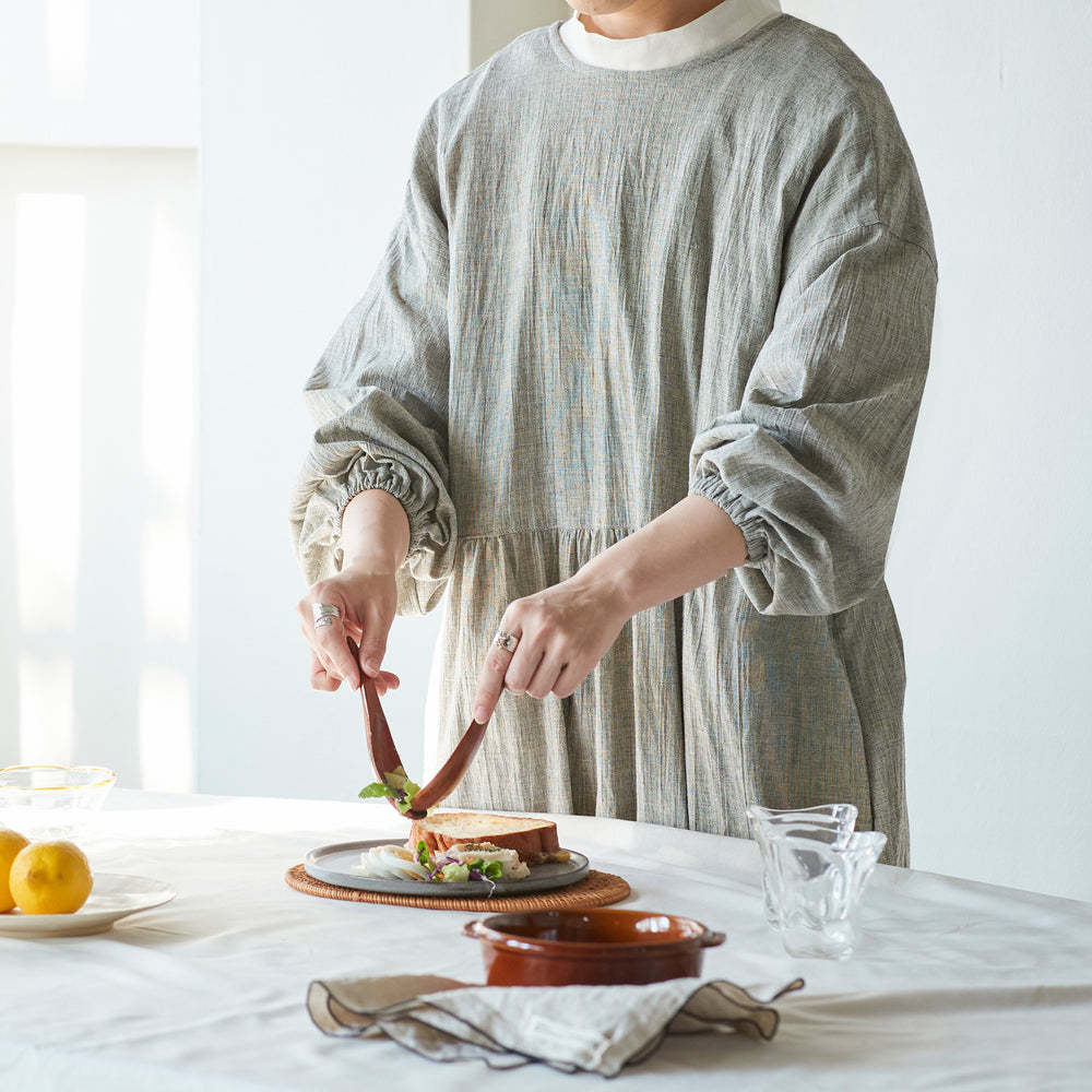 【cocca for】 毎日着たい、変化を楽しむ割烹着ワンピース "先染めコットンリネン"